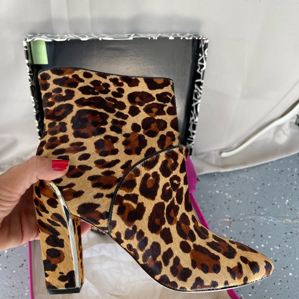 Diane Von Furstenberg Glenda booties leopard haircalf print size 9
